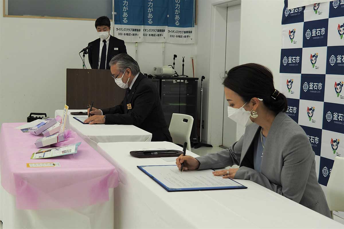 協定書に署名する木島社長(手前)と野田市長