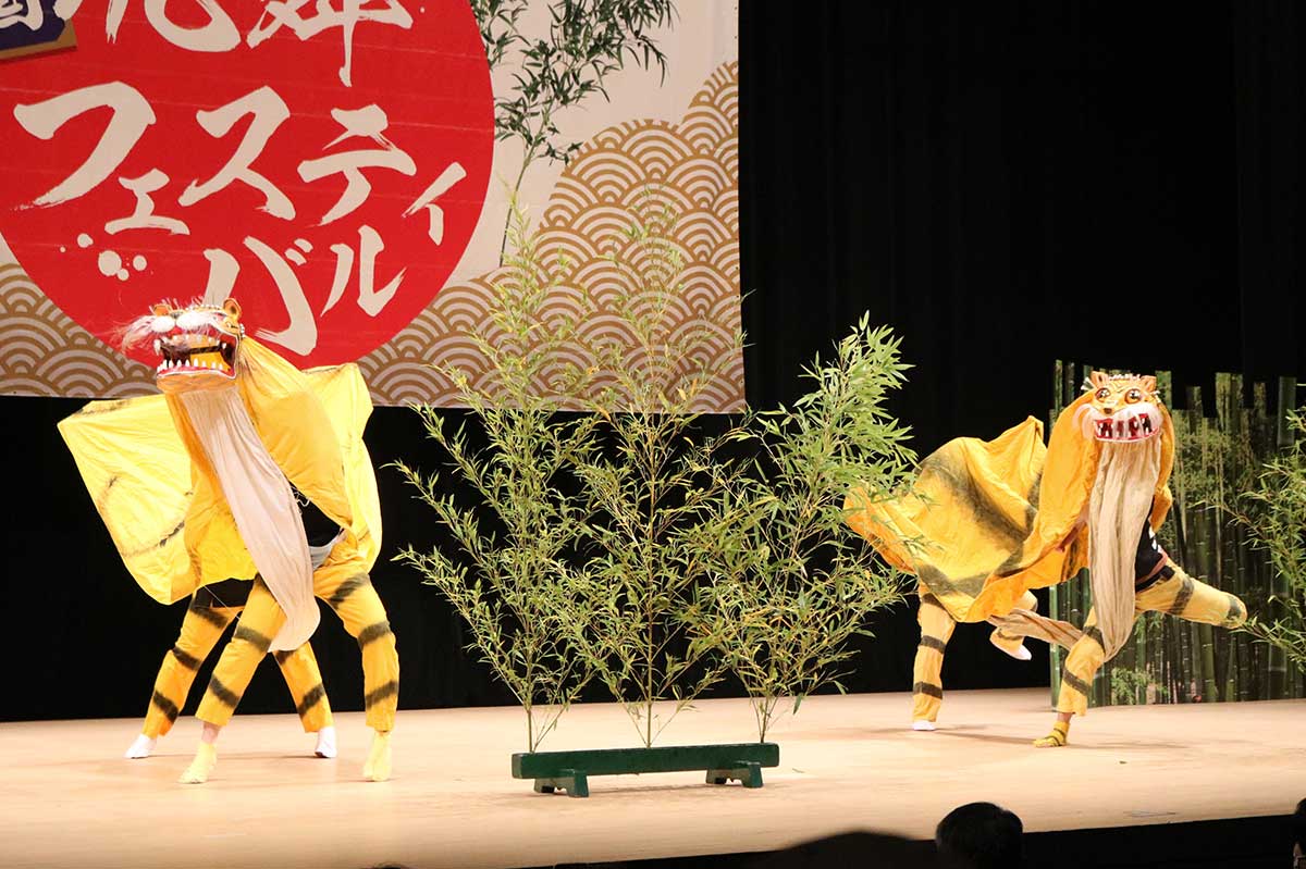 平田虎舞（平田青虎会）のステージ。踊りは地元の舘山神社祭典で奉納される 