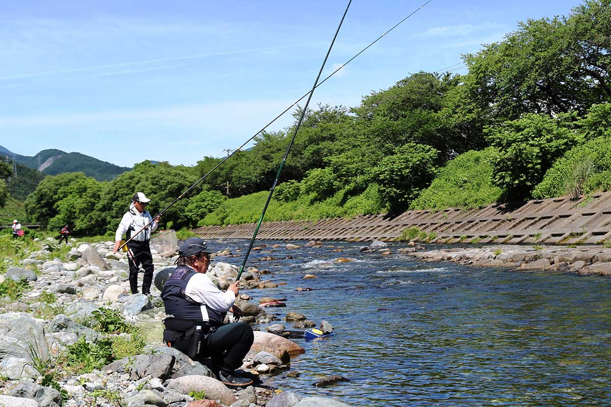 アユ釣りが解禁された釜石市の甲子川＝３日午前