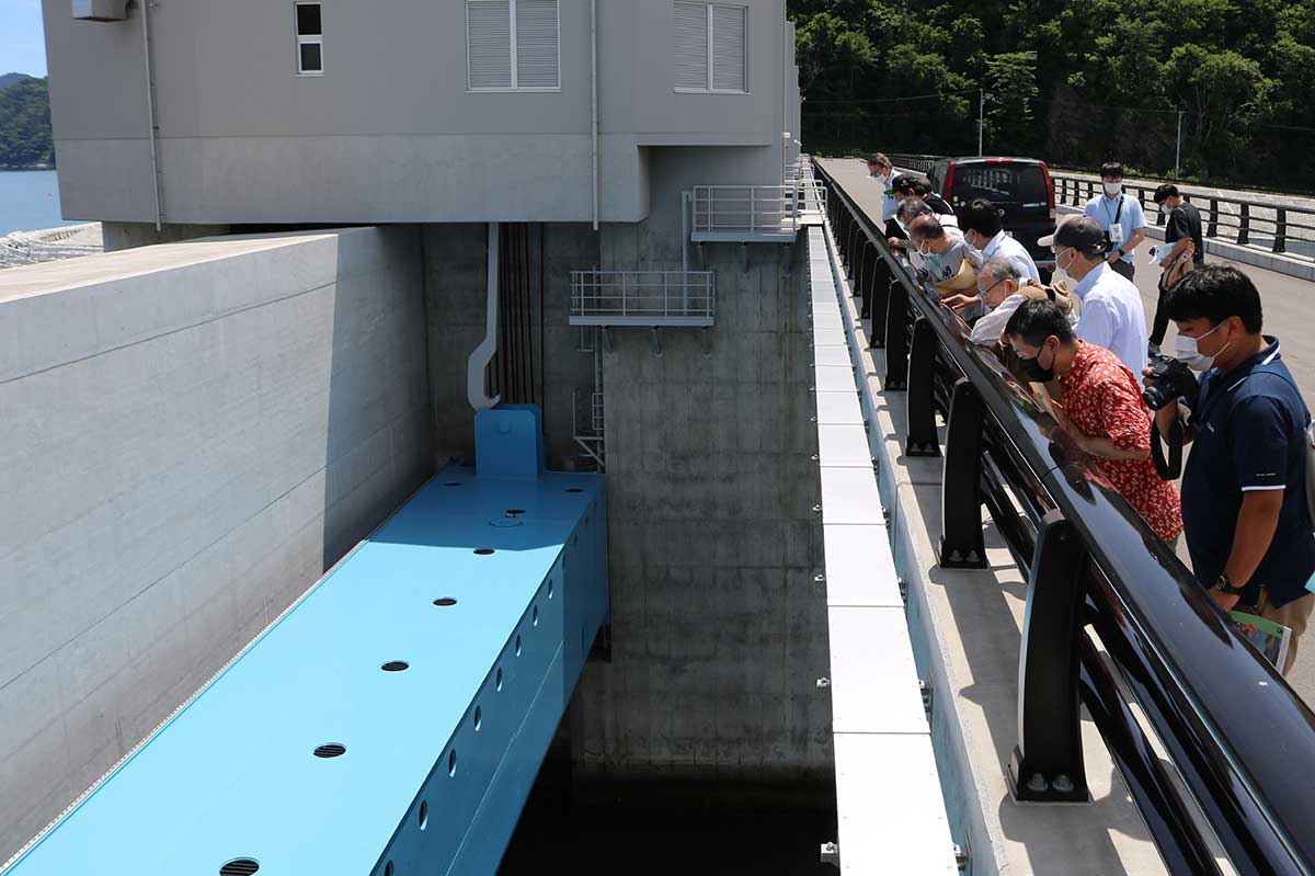 鵜住居川水門のゲートをのぞき込む参加者。津波発生時は衛星回線でゲートを自動的に閉鎖する