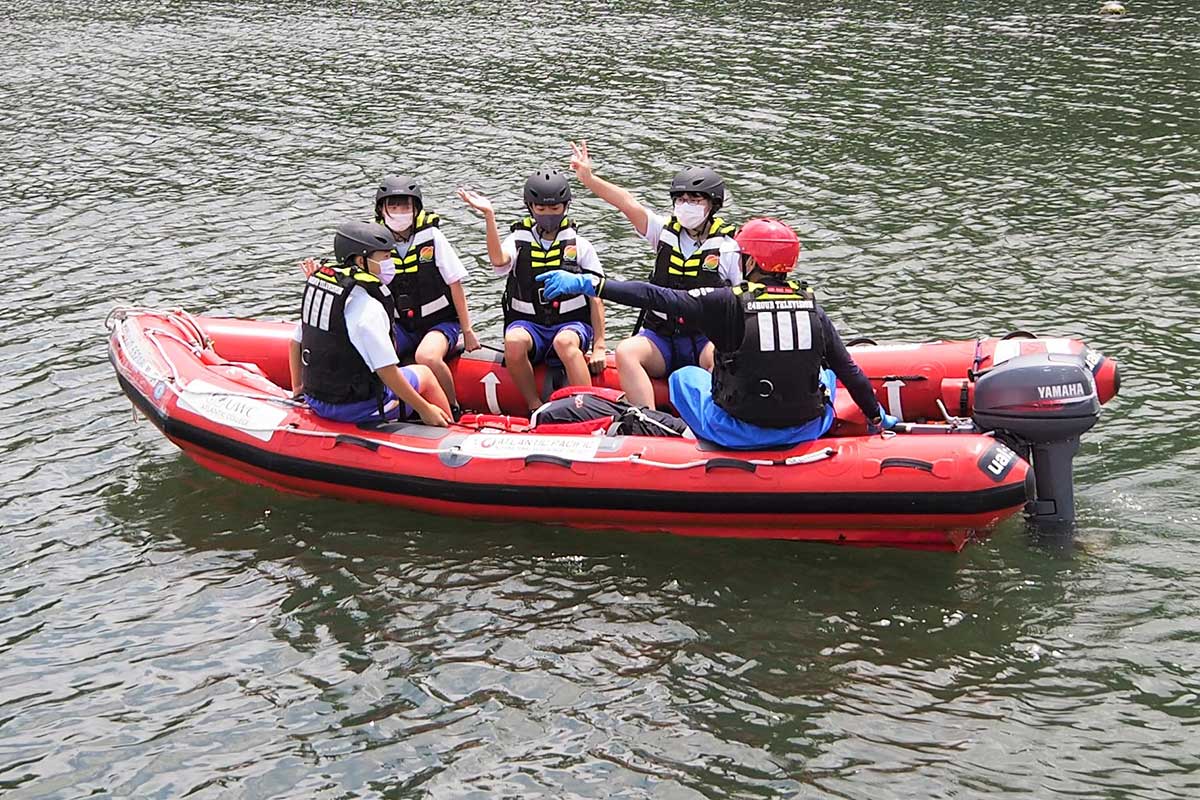 救命艇の乗船体験を楽しむ子どもたち＝6日