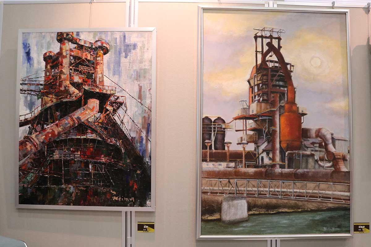 構図やタッチで趣を変える「高炉」の油彩画。作者：（左）及川久さん、（右）菅野幸夫さん