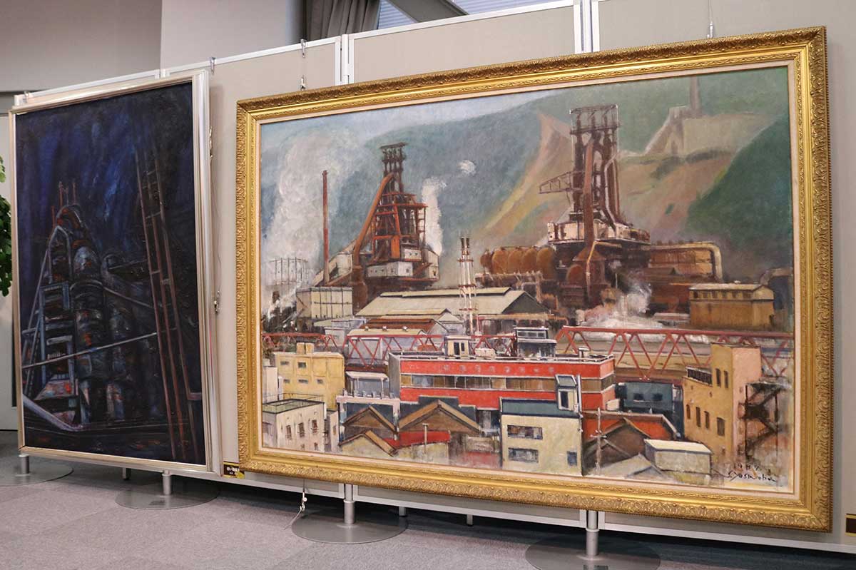 本会場内で最大サイズの佐々木由宣さんの作品（右）。２基の高炉が時代を物語る