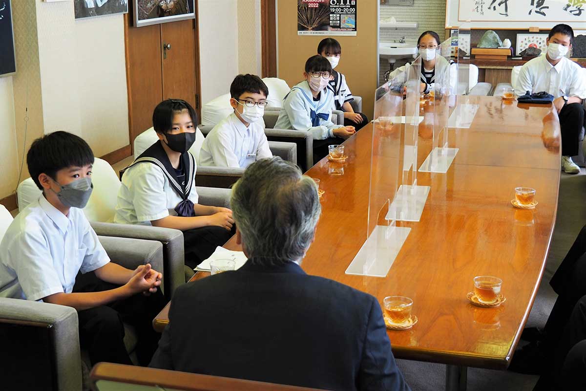 野田市長に青森市での活動を報告した釜石の中学生ら＝３日、只越町・釜石市役所