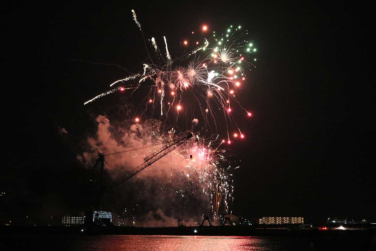 花火の光で桟橋のクレーンが浮かび上がる光景は釜石ならでは！