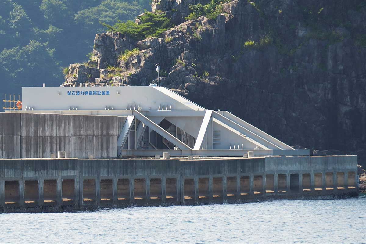 釜石港湾口防波堤上に設置された波力発電の装置