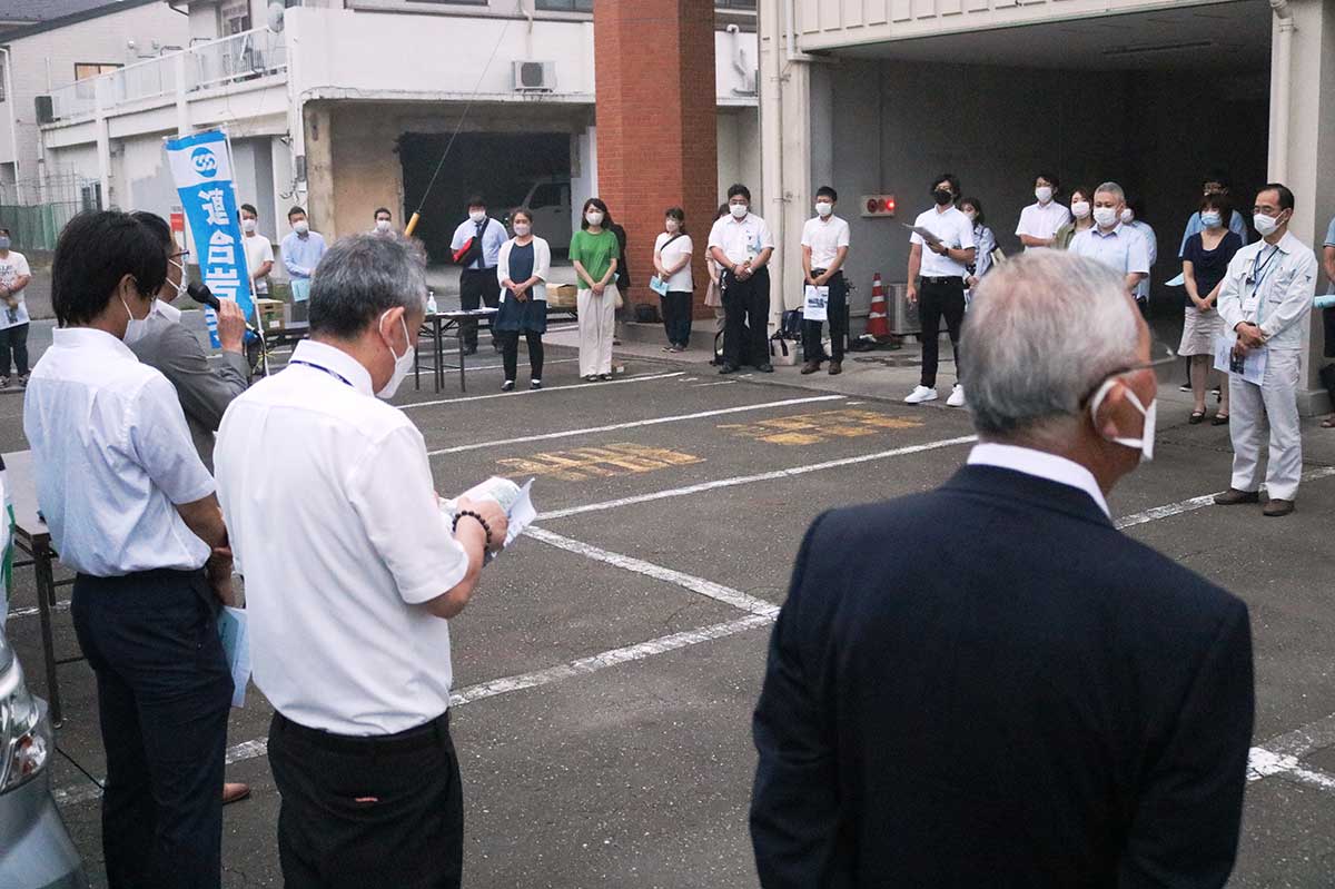 集会は釜石教育会館駐車場で夕方開かれた"