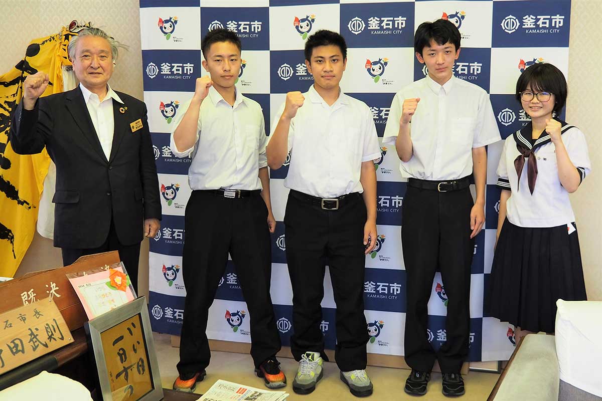野田市長（左）に大会出場を報告した釜石高の選手代表ら