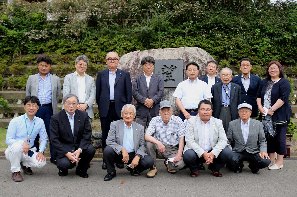 外国人船員の慰霊碑を訪れた釜石東ロータリークラブの会員
