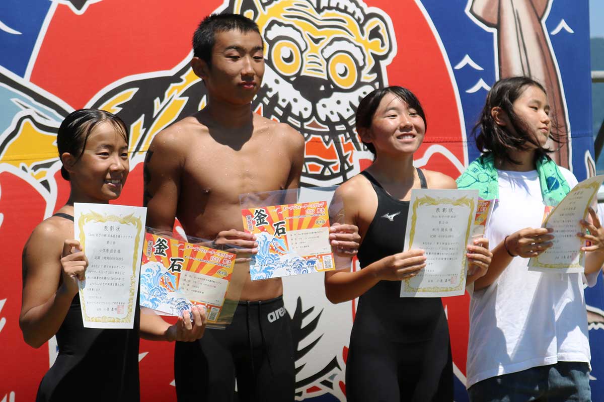 ５キロ日本選手権トライアル女子１位の小笠原佳音選手（左）