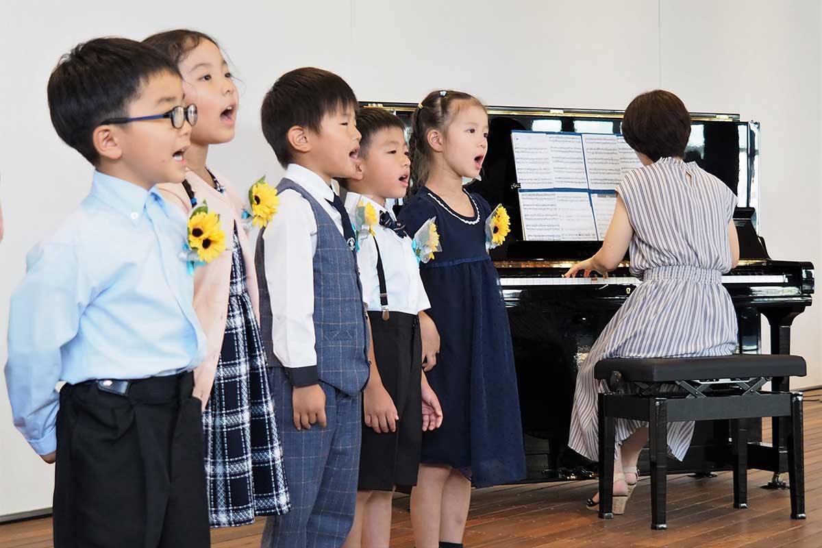 ピアノの設置を祝って歌声を響かせた子どもたち