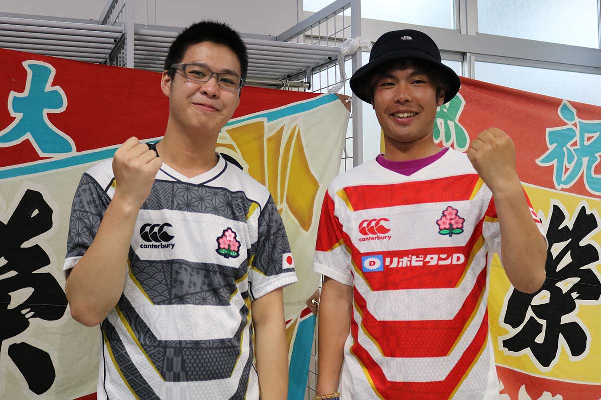 ロッカールームでは日本代表選手が試合で着用したジャージーを着て記念撮影