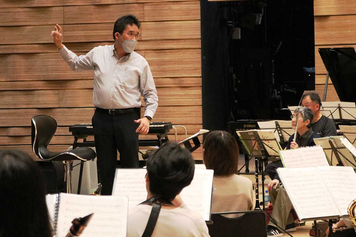 指揮者として演奏全般も指導する山内真紀人団長（左）。音の響かせ方のイメージを伝える