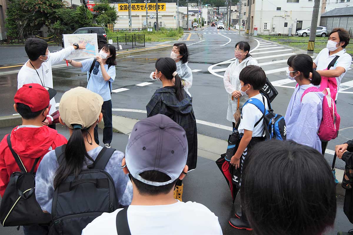 あの日の避難行動を説明。緩やかな坂道の先に旧釜石小跡地がある
