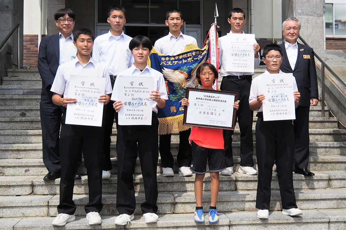 県大会の成績を手に市役所を訪れた小中学生