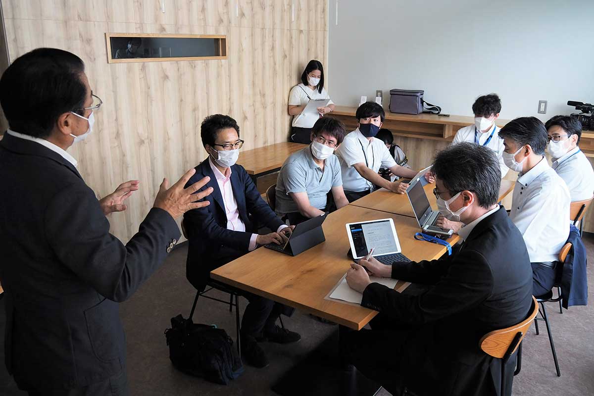 佐藤社長（左）の話に耳を傾けるNTT東日本岩手支店の社員ら