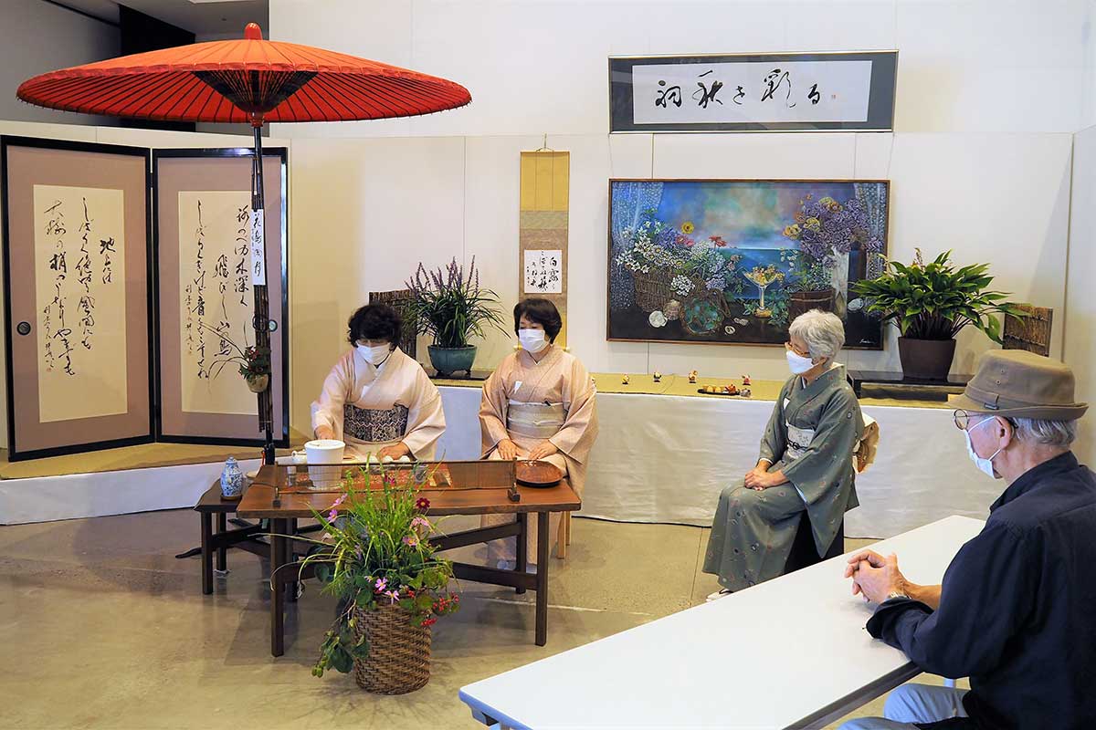 書と絵画、山野草の展示に茶席が加わる独特の情緒を楽しむ合同展
