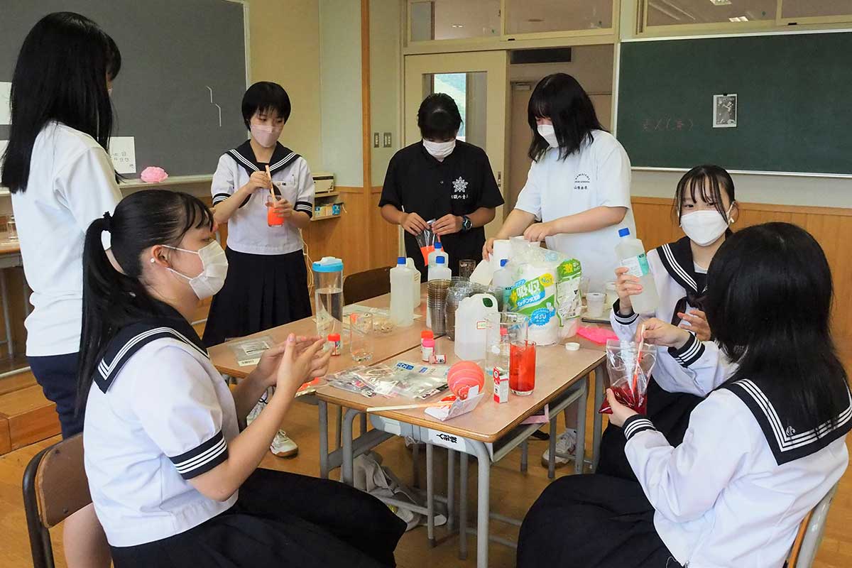 化学の実験道具でスライム作りに挑む女子生徒＝2日