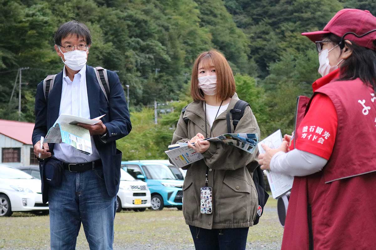 ガイドの説明を聞く（左から）岩手大理工学部の越谷信教授と学生の浅野奈美さん