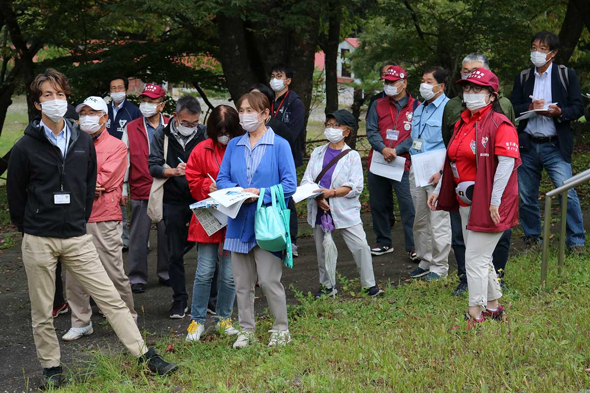 三陸ジオパーク認定ガイドの菅原真子さん（右から２人目）が模擬ツアーを実演