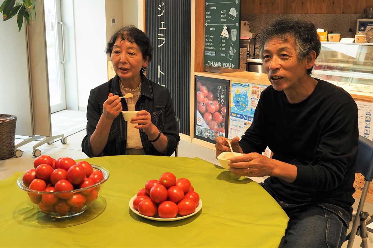 試食した生産者の佐々木さん（左）と二本松さんの評価は上々