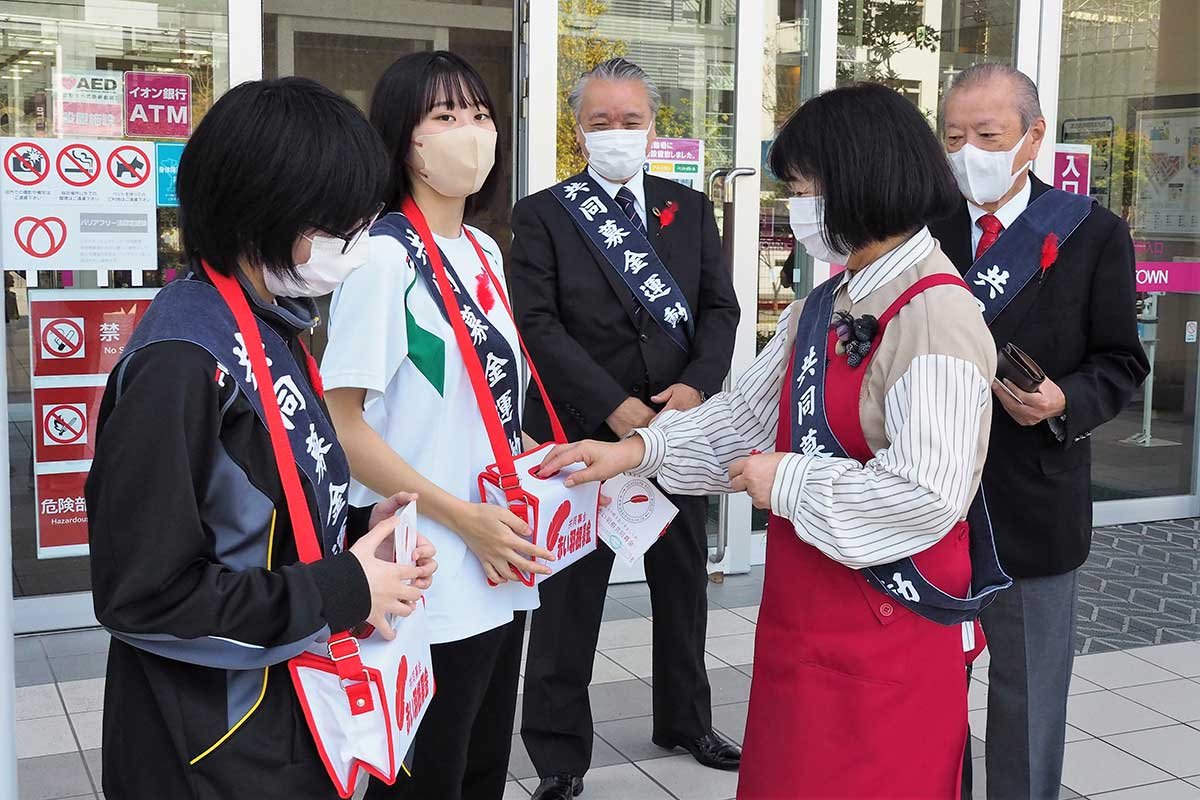 野田市長（中央）とともに街頭に立った人たちも互いに募金し合った