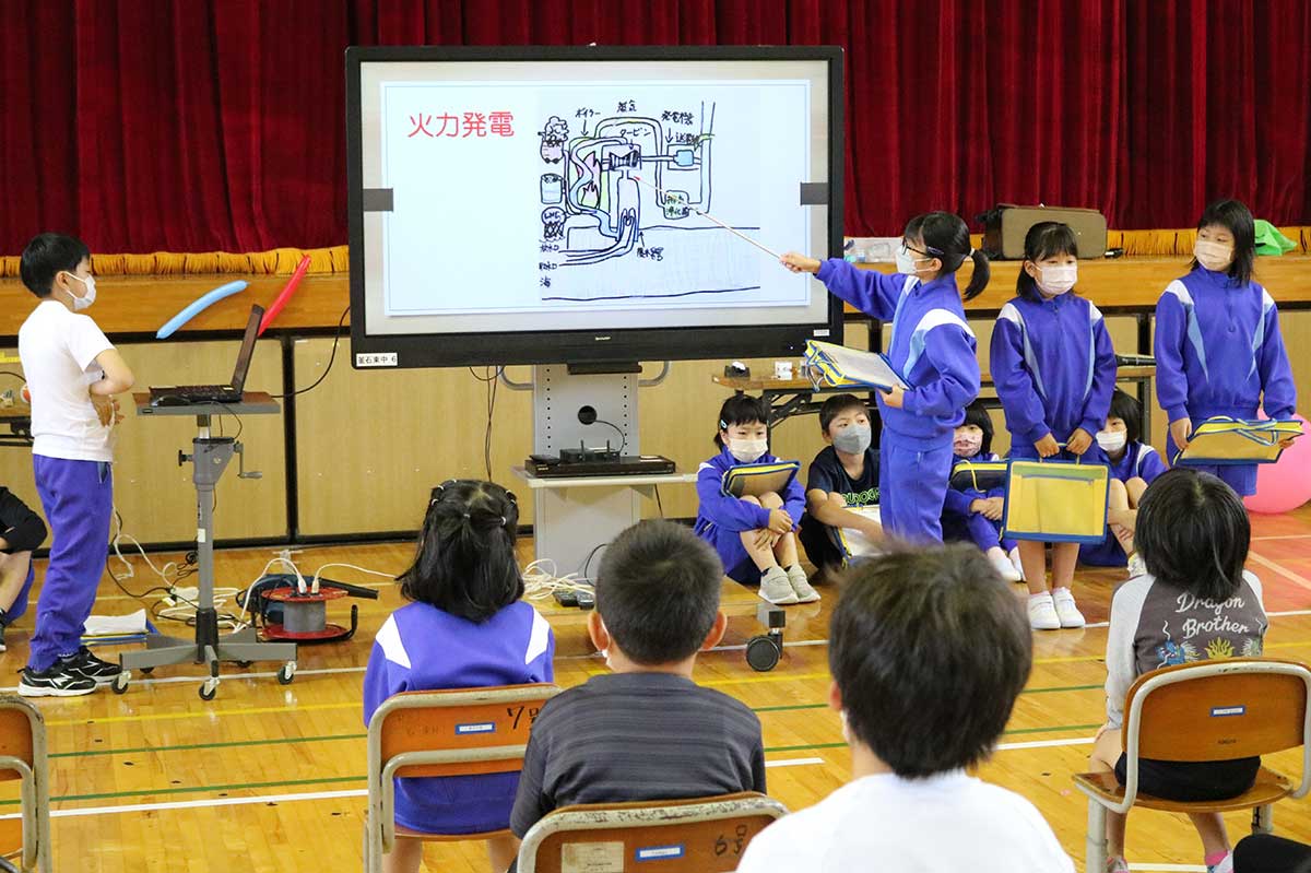 　「東北電力エネルギーチャレンジ校」として取り組んだ学習の成果を発表する栗林小の３、４年生