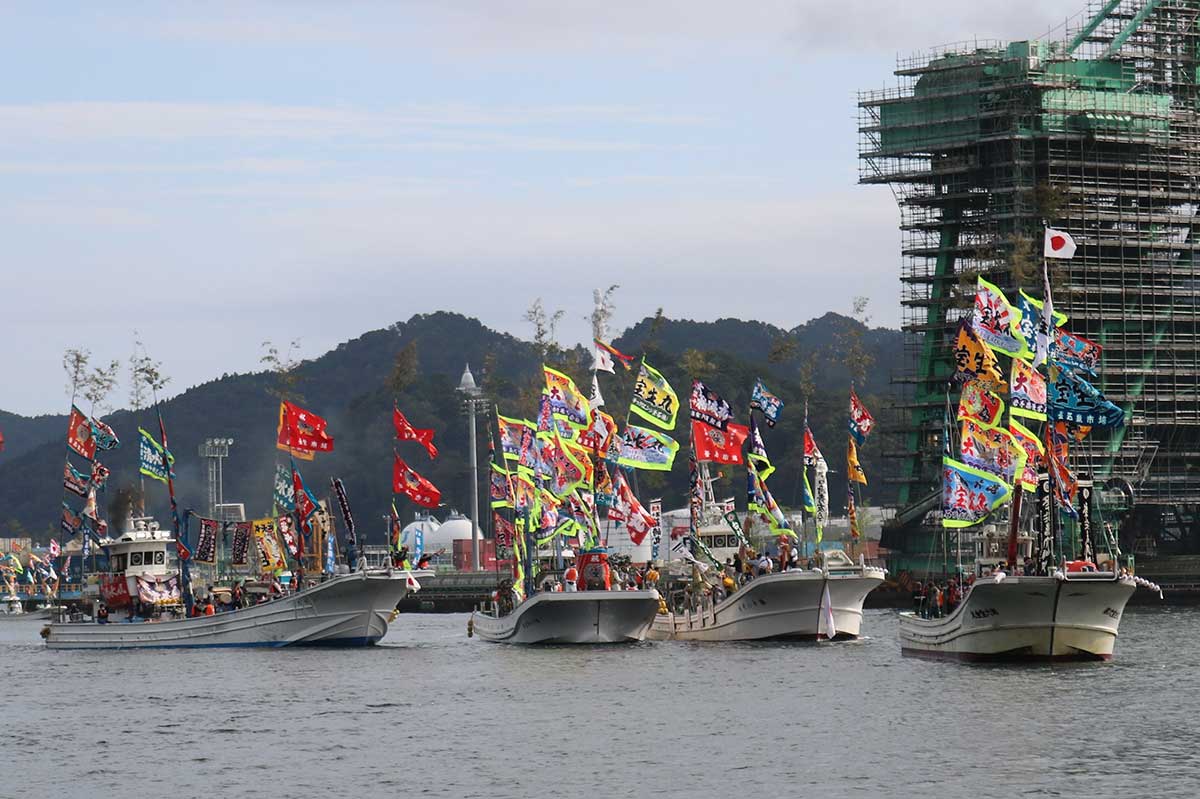 曳き船まつり（尾崎神社海上渡御）は４年ぶりの開催＝１５日、釜石港