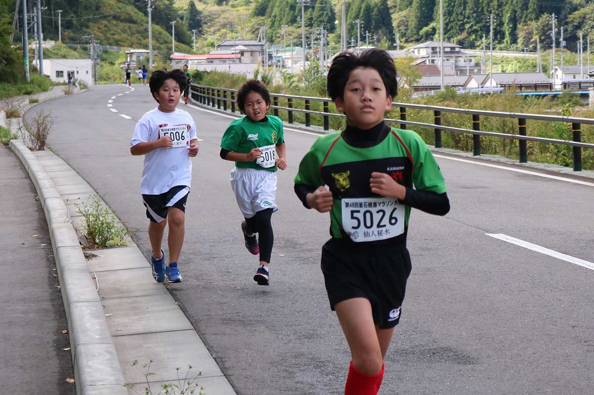 所属スポーツ団体のユニホーム姿で３キロに挑む小学校高学年男子