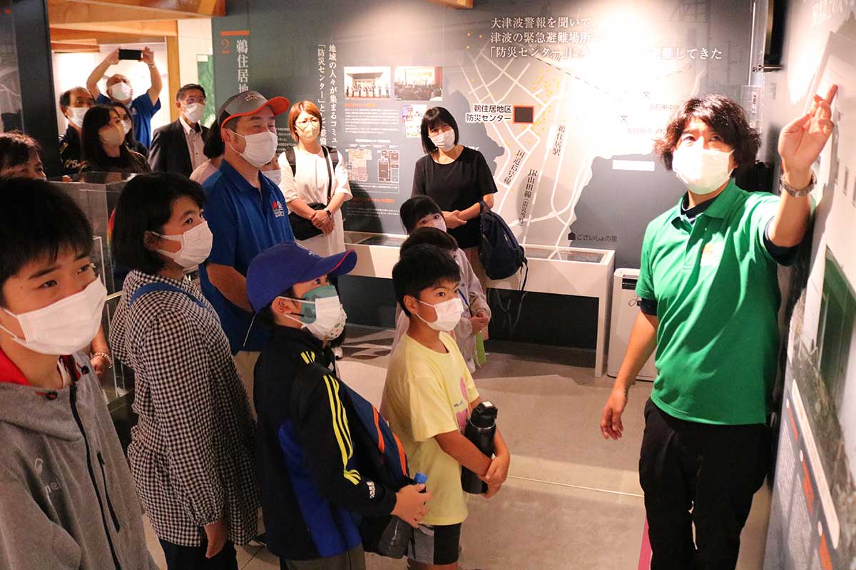 東日本大震災の被災状況を学ぶ袋井市の小学生ら＝いのちをつなぐ未来館、２３日