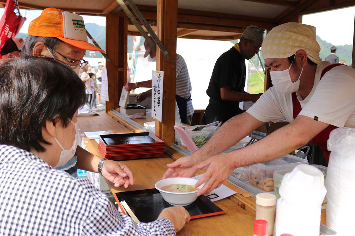 大人気の“釜石ラーメン”を求める客が並んだ「川喜」のブース