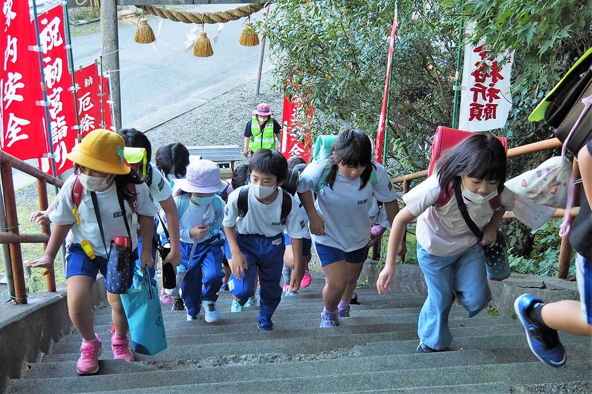 八雲神社の階段を駆け上がる小学生