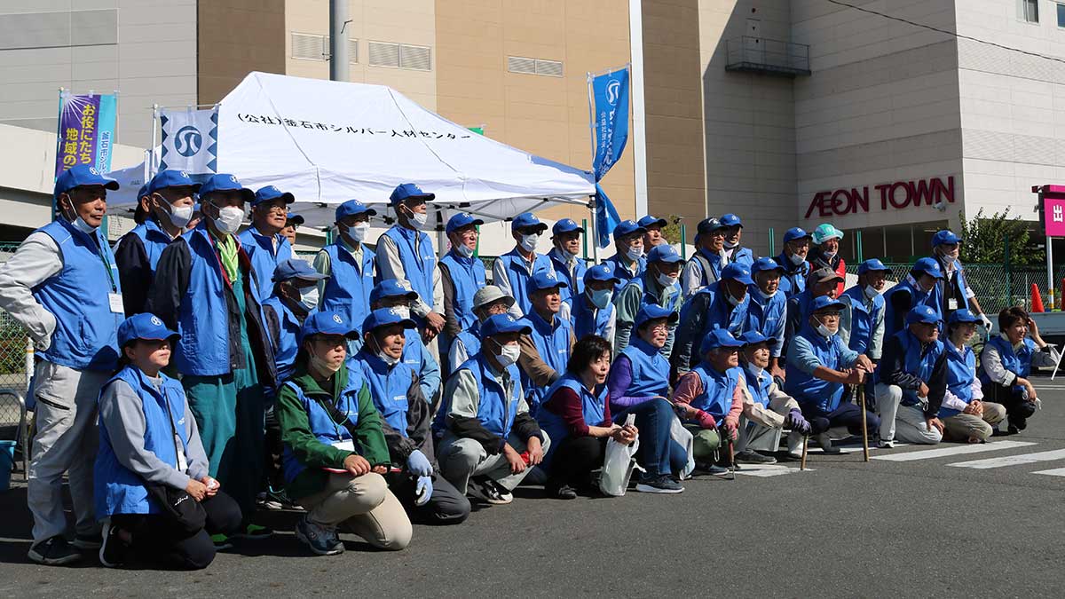 清掃活動を行った釜石市シルバー人材センターの会員、職員ら＝２０日 