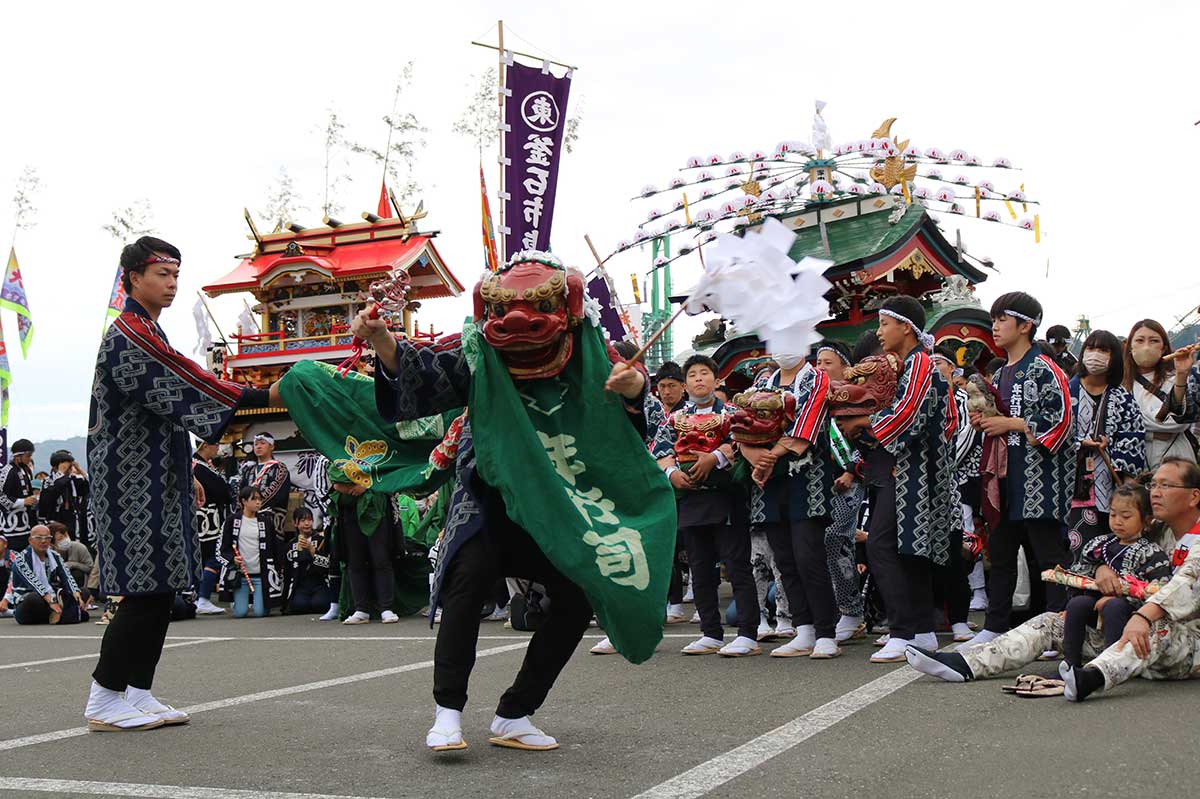 魚市場御旅所ではみこし還御式が行われ、年行司太神楽など６団体が演舞