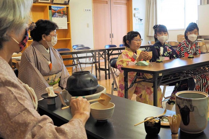 浴衣姿で茶道の稽古 釜石・表千家こども教室 秋色の月見茶会