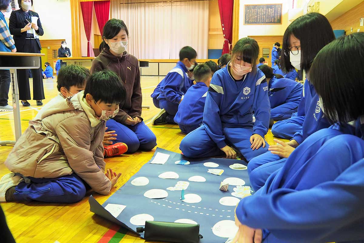 釜石東中と栗林小の防災交流会ですごろくを楽しむ児童生徒