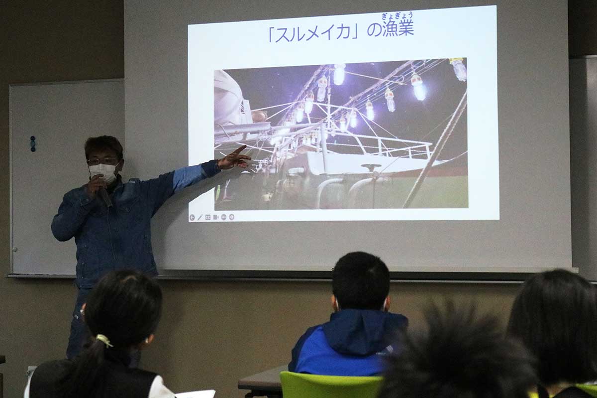 漁師の佐々木武さんはイカの漁獲方法を説明した 