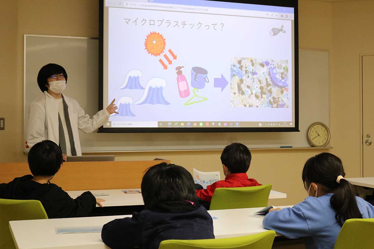 岩大大学院生の菅野智愛さんが海洋プラスチックごみについて教えた