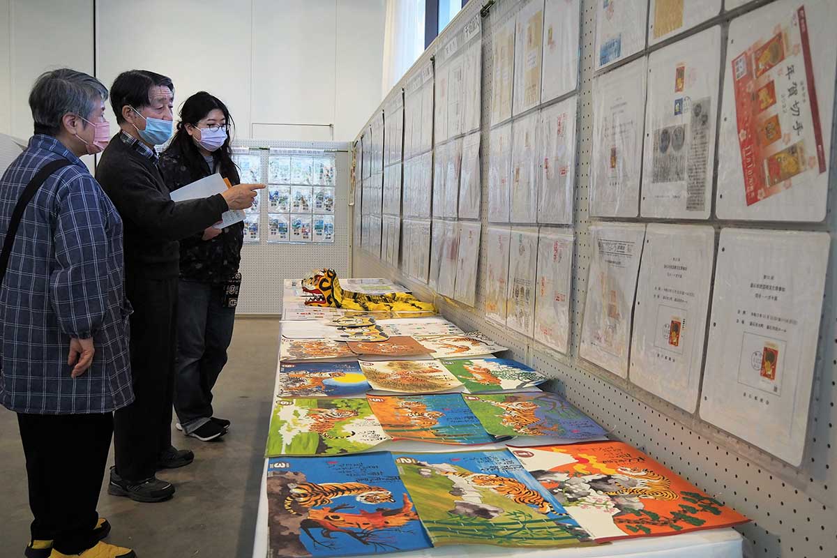 記念切手など自慢のコレクションを公開した釜石郵趣会