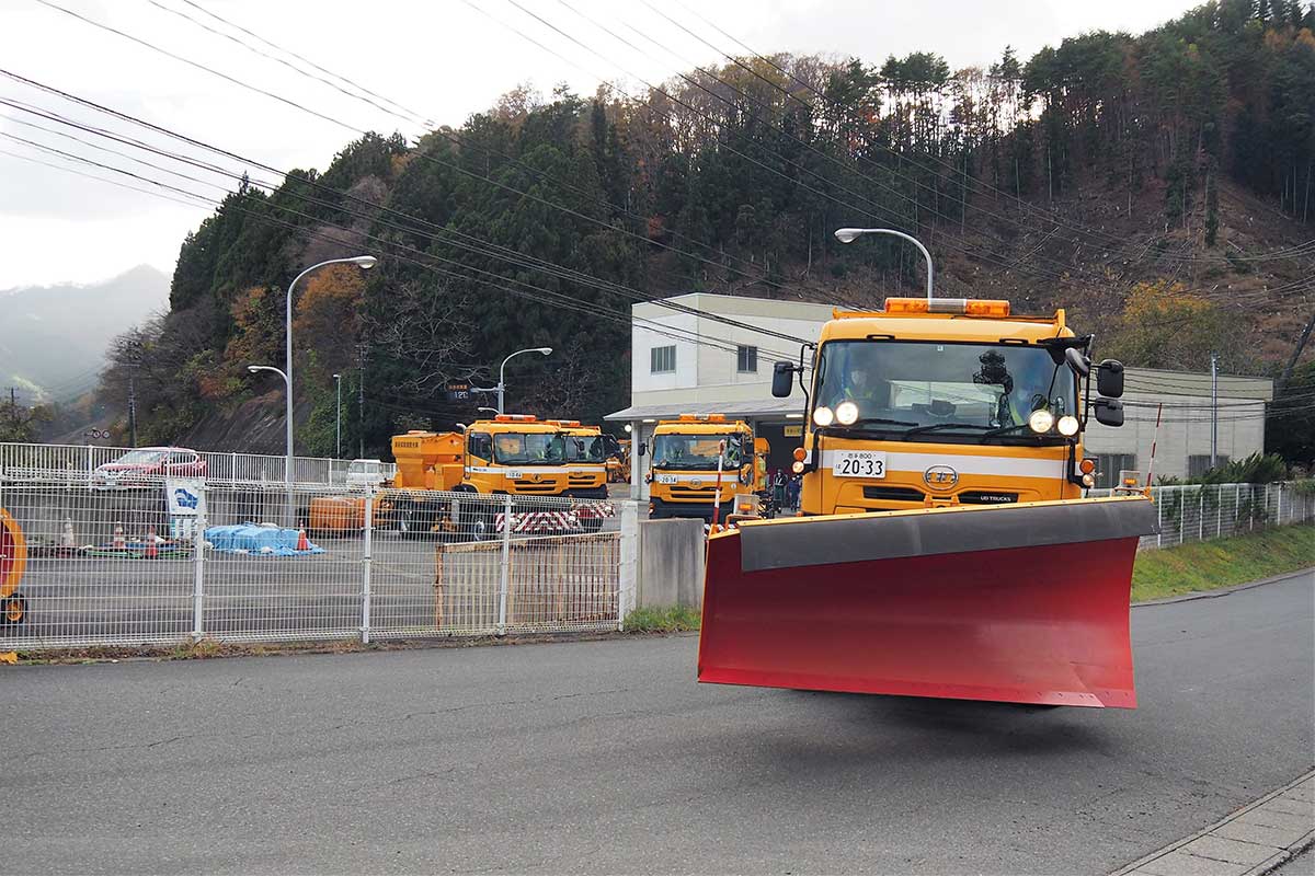 出動式を終え、釜石除雪ステーションを出発する除雪車