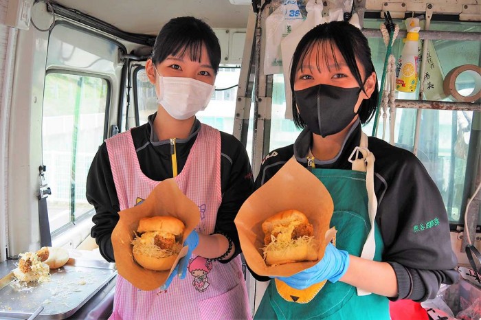 釜石商工生が商品開発「鹿肉カツバーガー」 3年ぶりに公開「商工祭