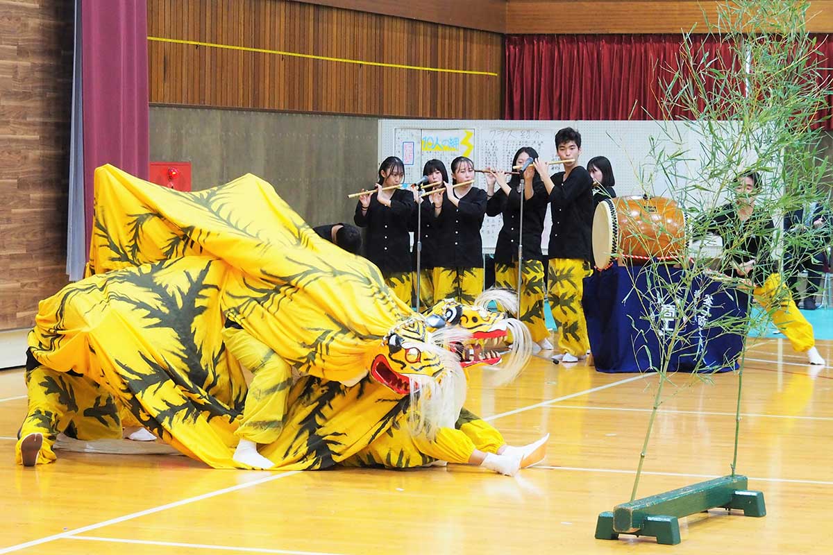 文化祭を盛り上げるステージ発表。若々しい虎舞の演舞を披露した