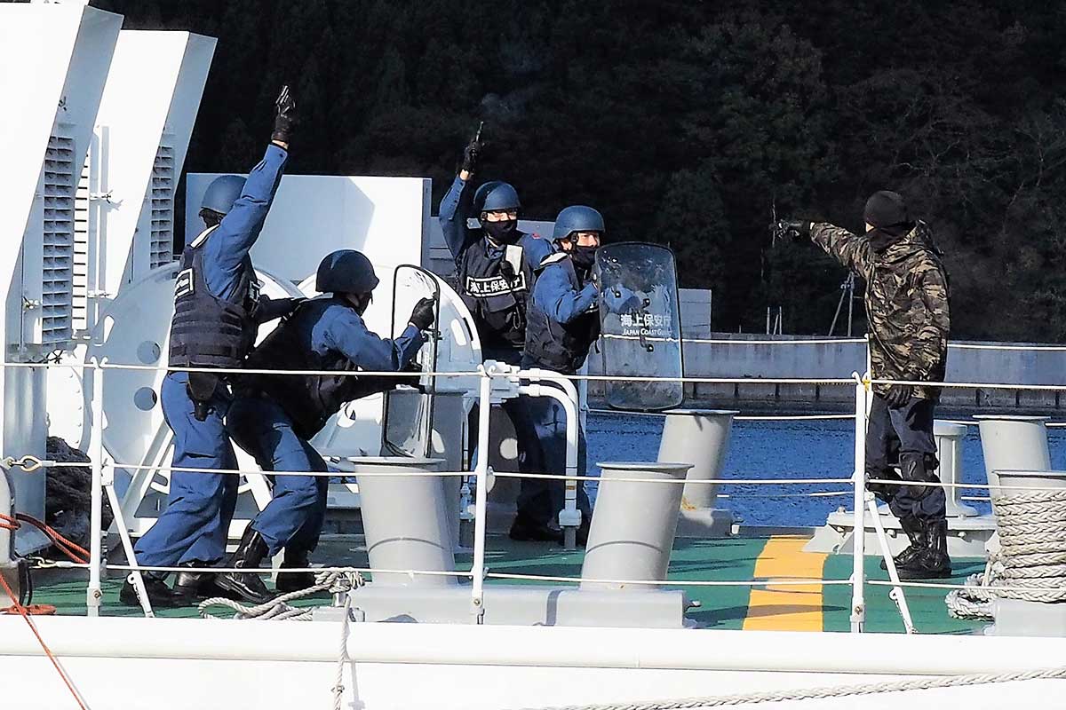 船上で行われたテロ対策訓練で、テロリスト役（右）と対峙する海上保安官