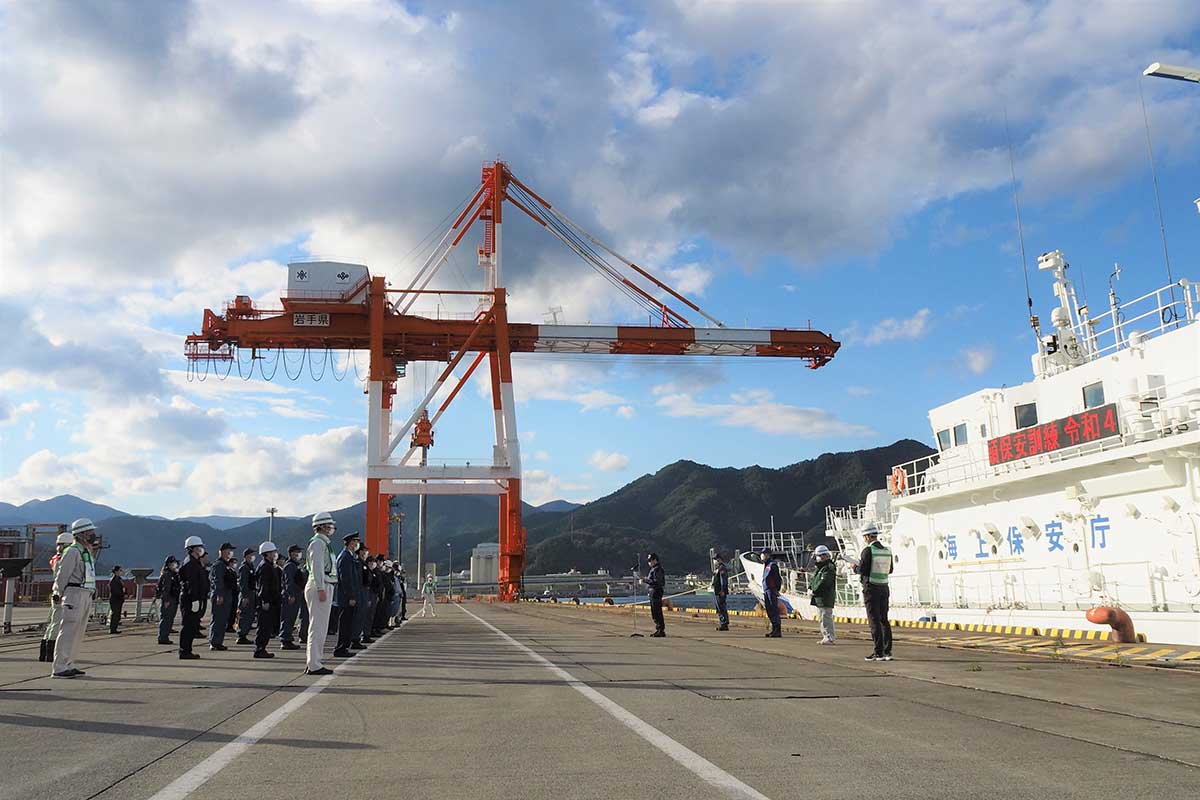 コンテナ定期航路の開設により保安体制の強化が求められる釜石港