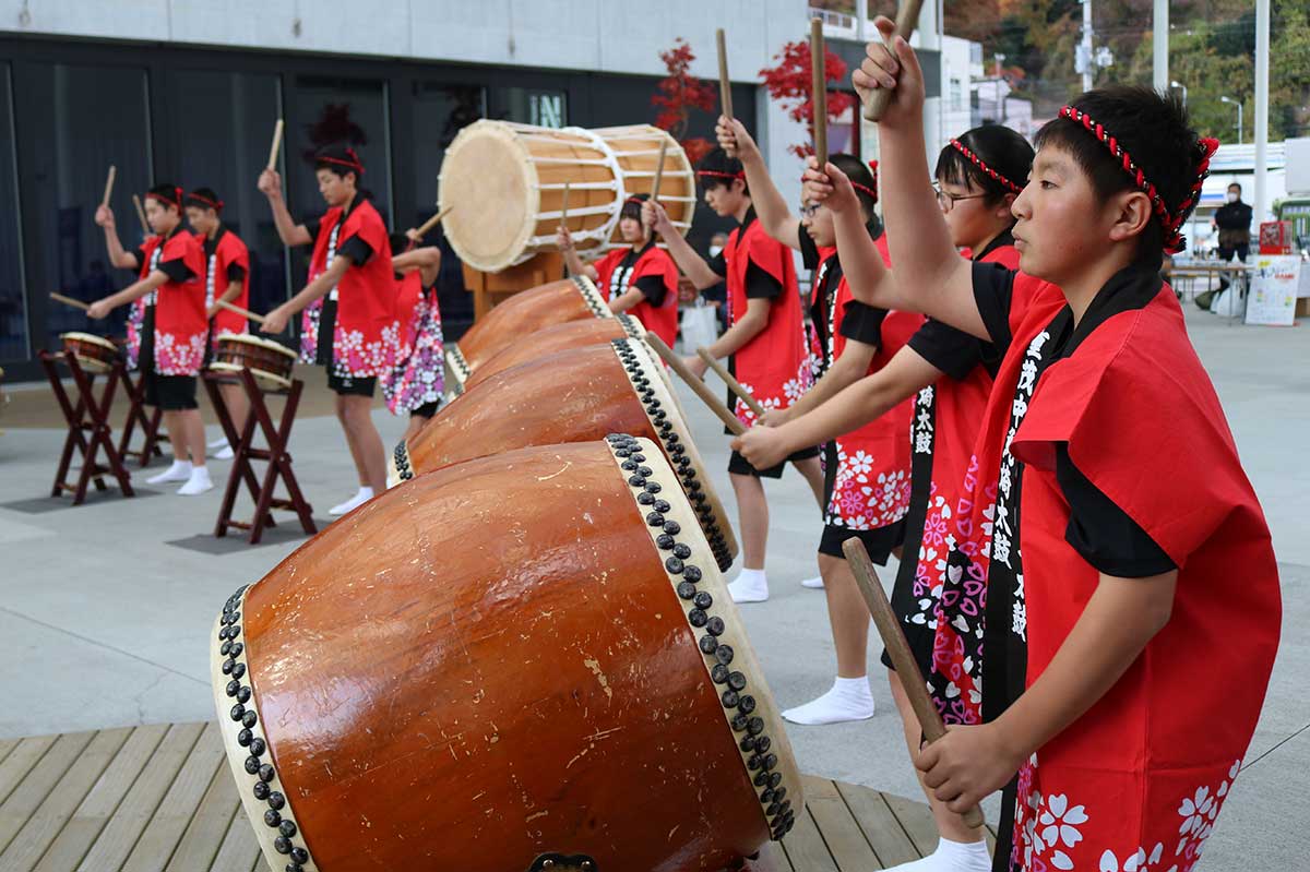 「海と希望の学園祭」を太鼓演奏で盛り上げる重茂中（宮古市）の生徒