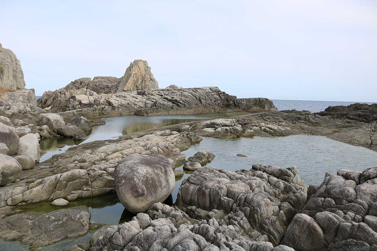巨大な岩、荒々しい岩肌が独特の景色を生み出している「千畳敷」