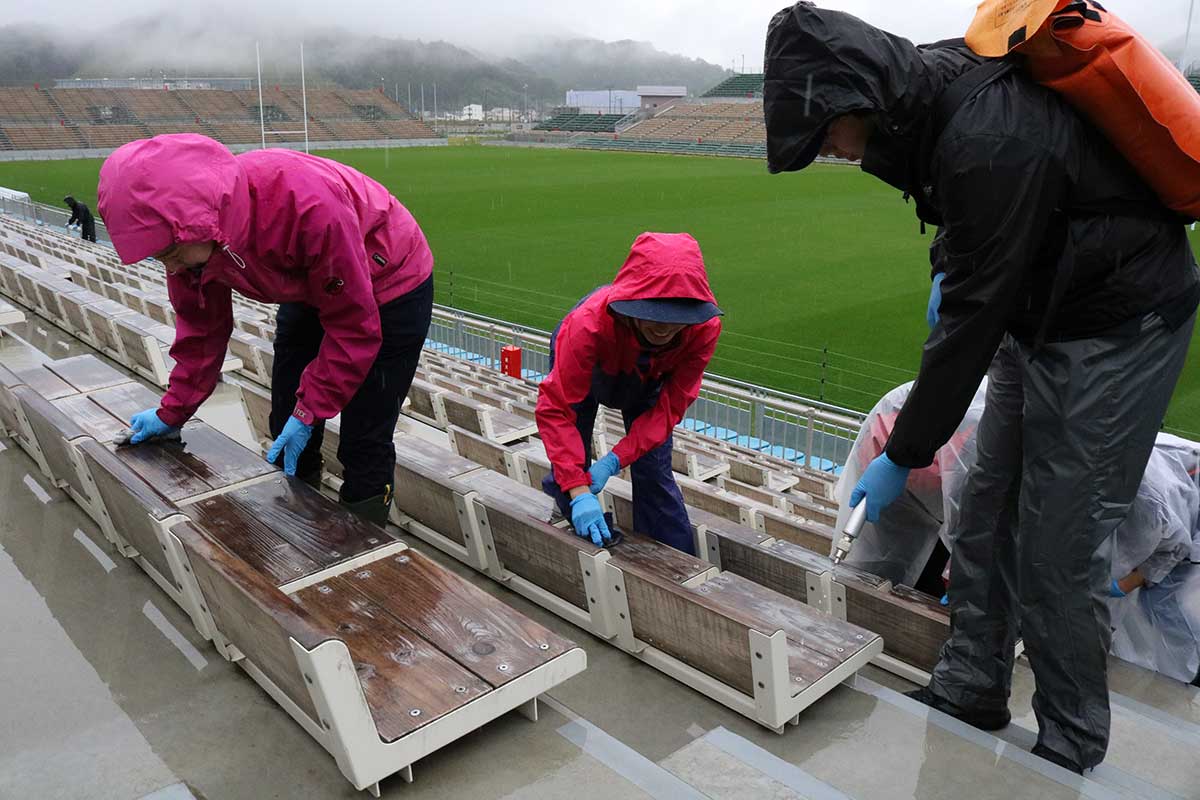 釜石鵜住居復興スタジアムの木製シートを清掃するボランティア活動（２０１９年６月）