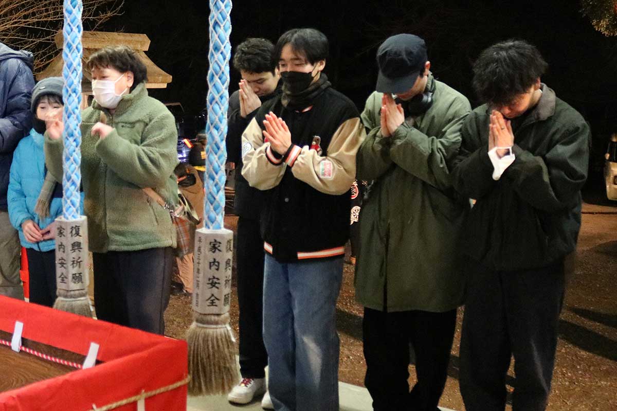 年越しの時間帯に参拝する初詣客＝尾崎神社