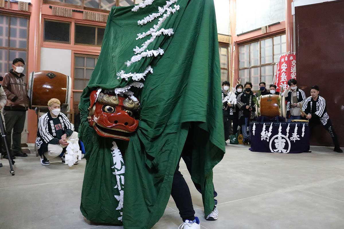 神社本殿で伝統の舞を披露する「東前太神楽」