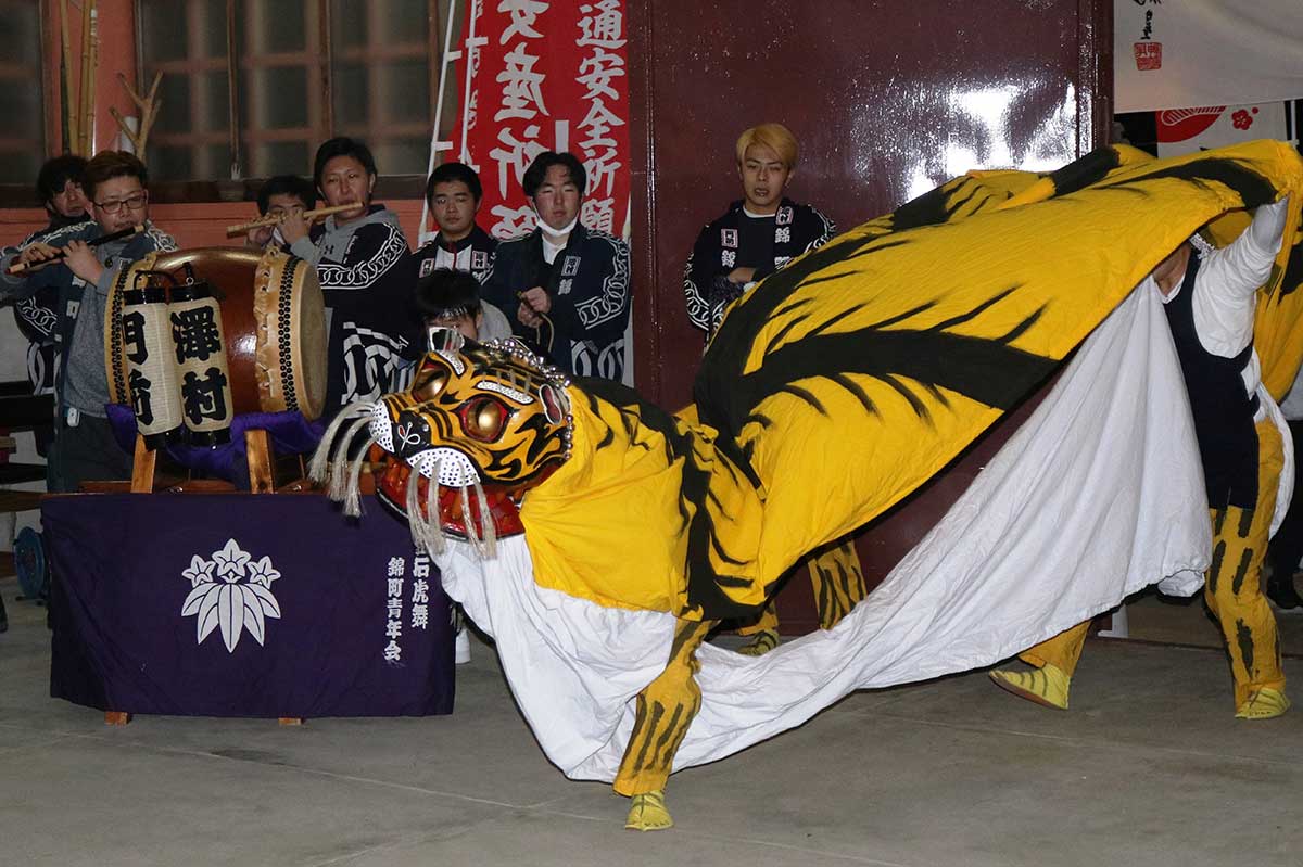 新年に期待を込め、威勢よく踊る「錦町虎舞」